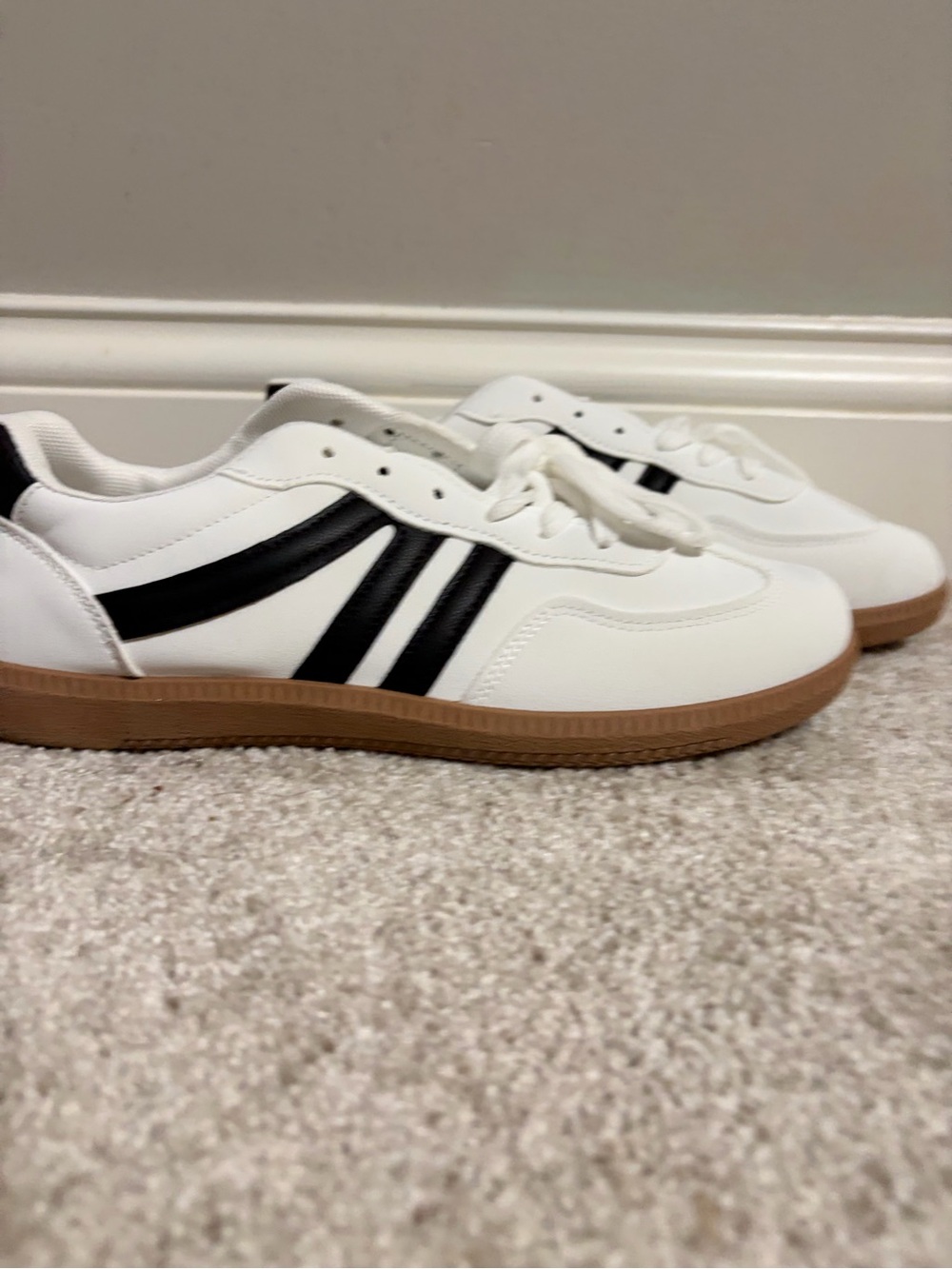 NWT. Women's White Sneakers with Black Stripes and Gum Sole. Size 41 - Picture 4 of 10